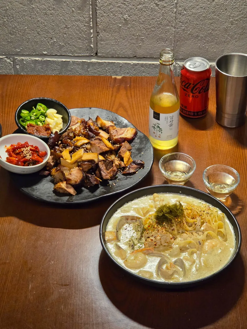 Date scene in a Haenggung-dong alley