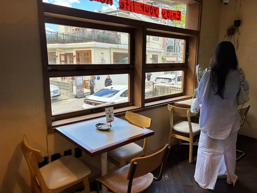 Indoor seating at Kueodeukkutteu with a Haenggung-dong feel