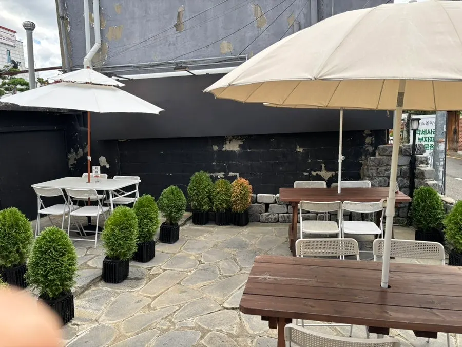 Terrace seating at Kueodeukkutteu