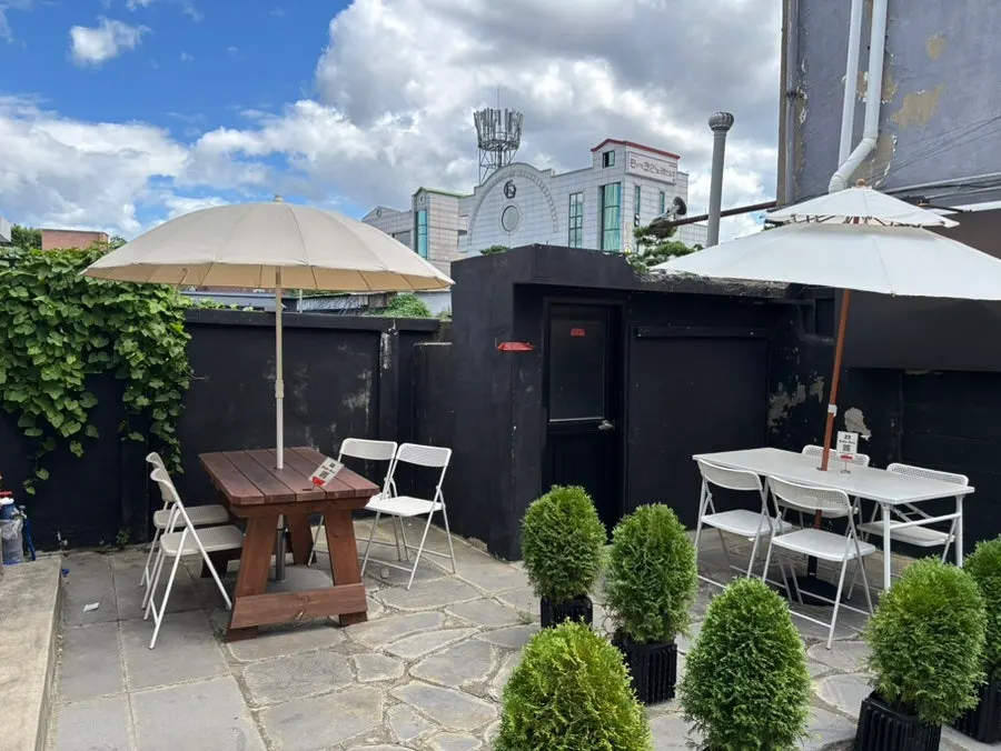 Outdoor tables at Kueodeukkutteu on a nice day