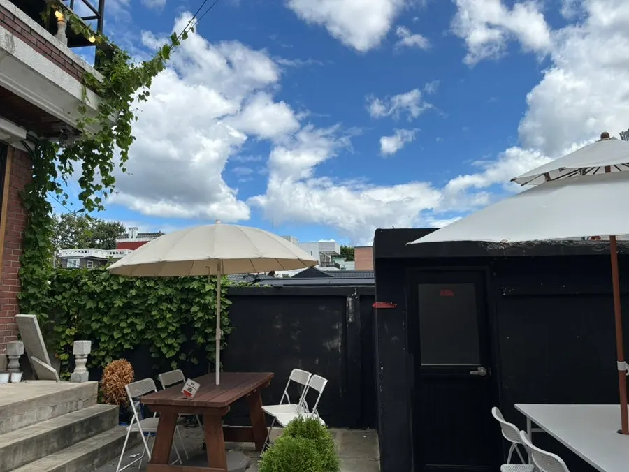 Second-floor terrace space at Kueodeukkutteu