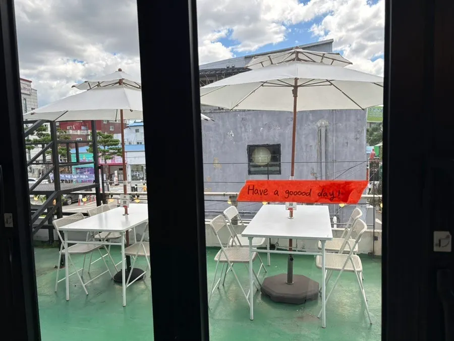 View of the terrace seating at Kueodeukkutteu