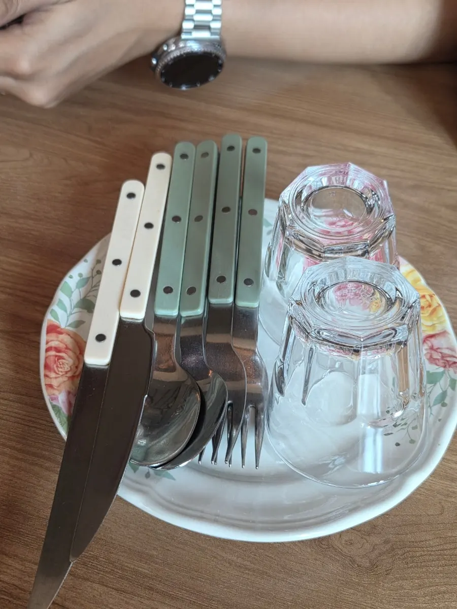 창가 햇빛이 드는 테이블 자리