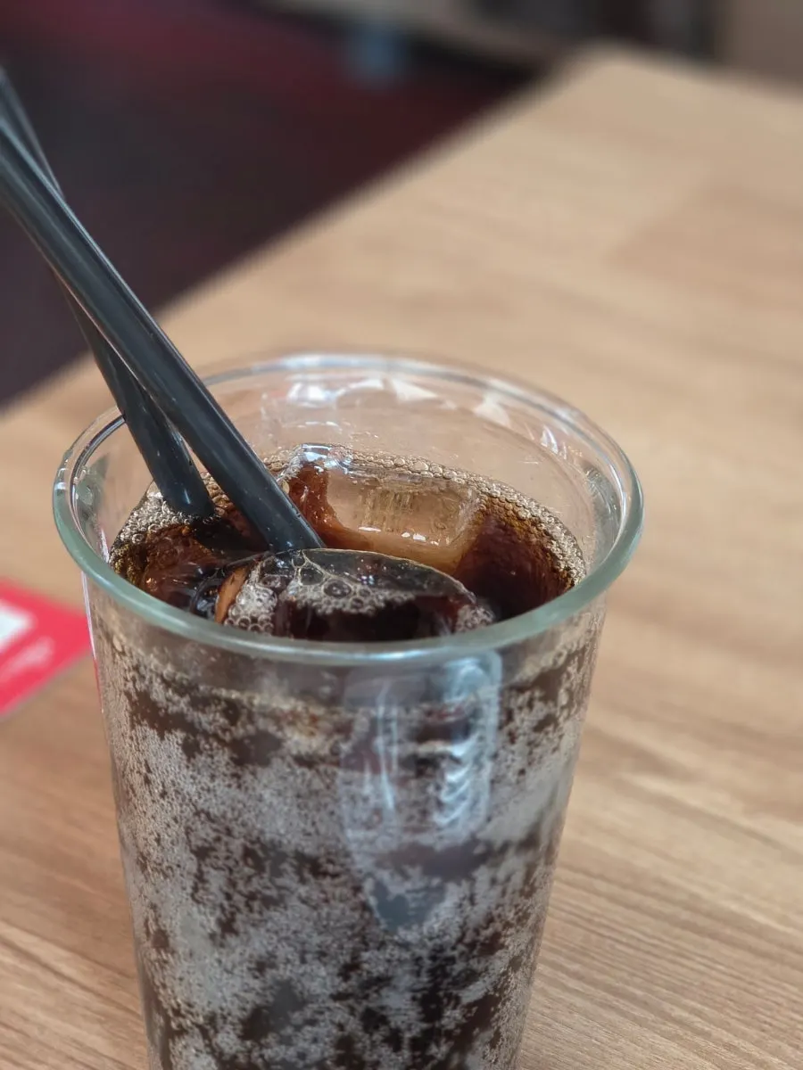 낮 햇살이 드는 창가 좌석