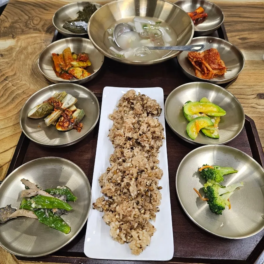 Neatly arranged basic side dishes