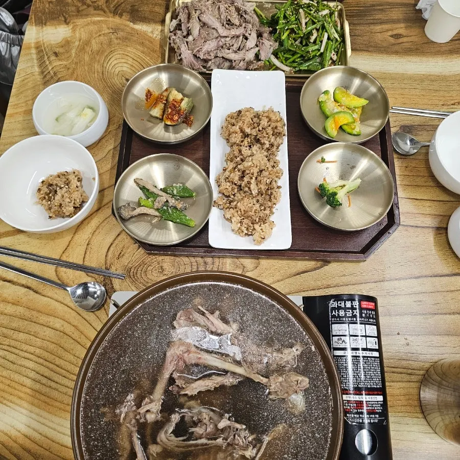 Eating sticky rice with duck bone-broth herbal soup