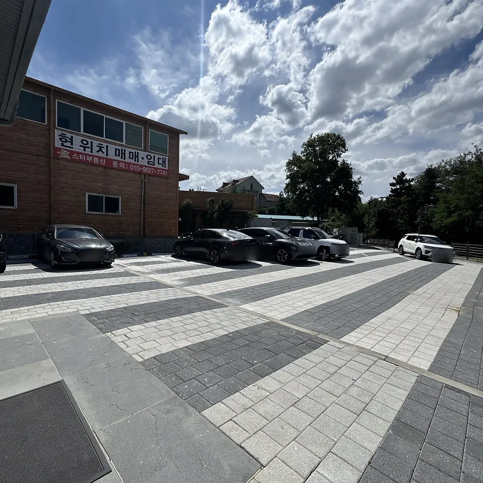 Exterior of Haenon Miyeok Gwacheon Direct Branch and the parking space out front