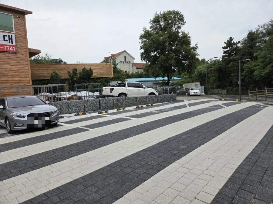 Spacious free parking lot at Haenon Miyeok Gwacheon Direct Branch