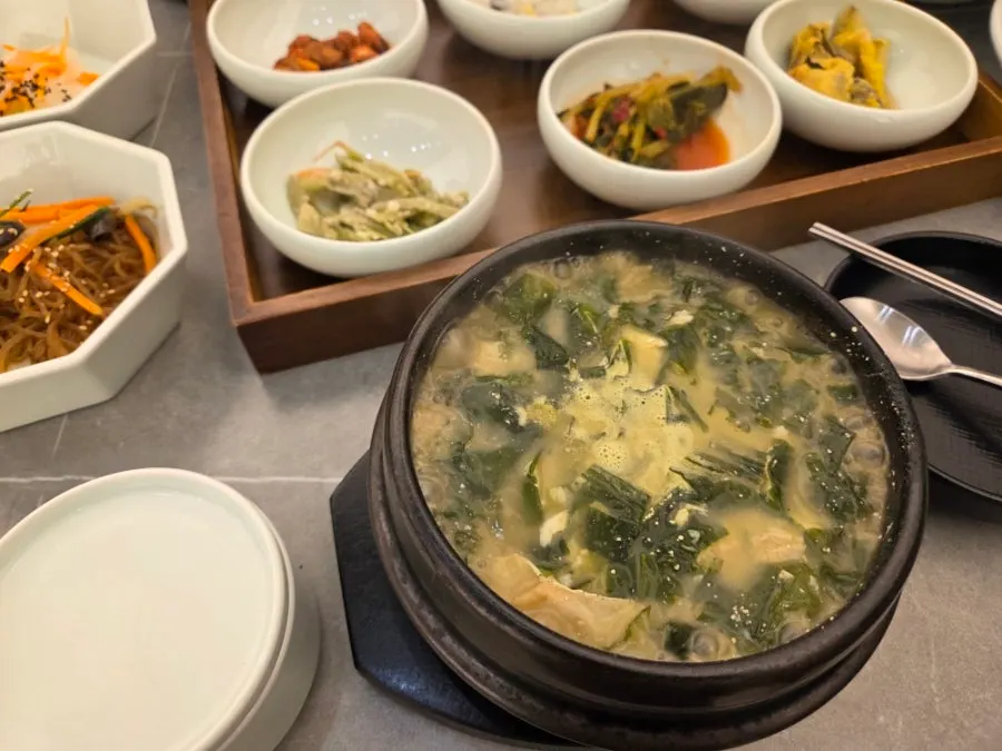 Flounder seaweed soup filled to the brim in a stone pot