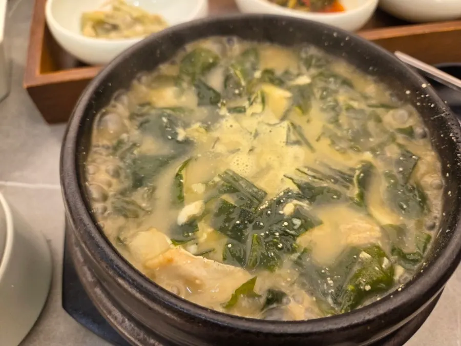 Eating the flounder seaweed soup with rice