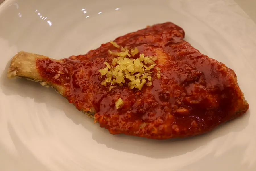반찬 접시를 담은 테이블