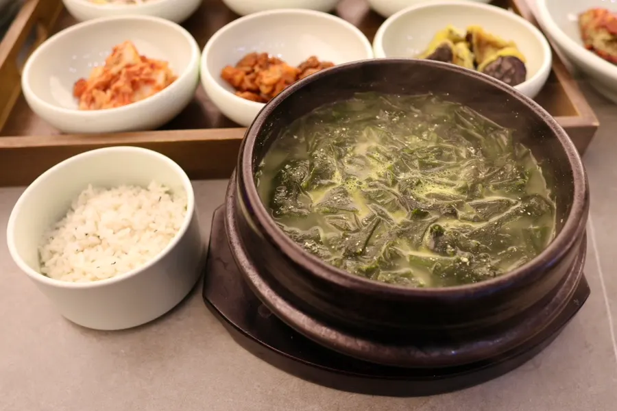 뚝배기에 끓여 나온 소고기 미역국