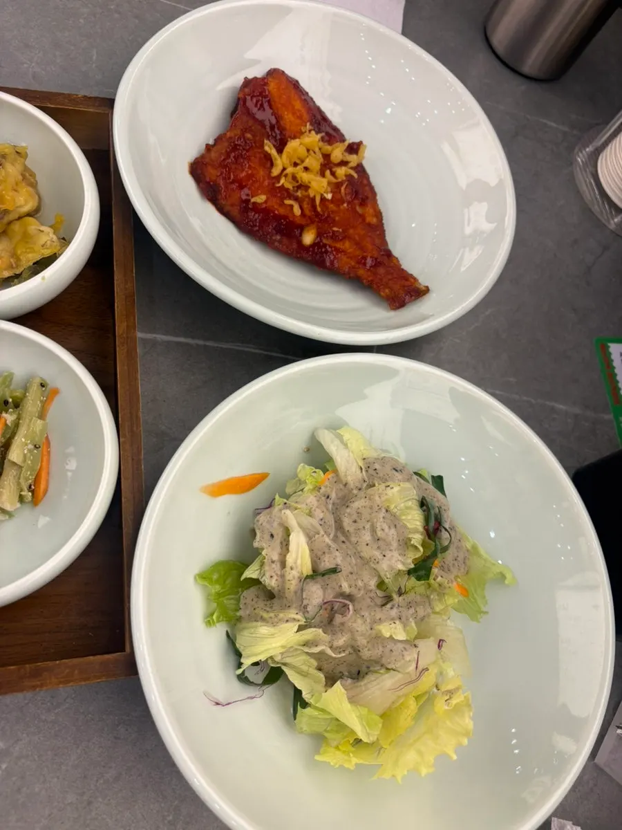 Side dish plates set on the table