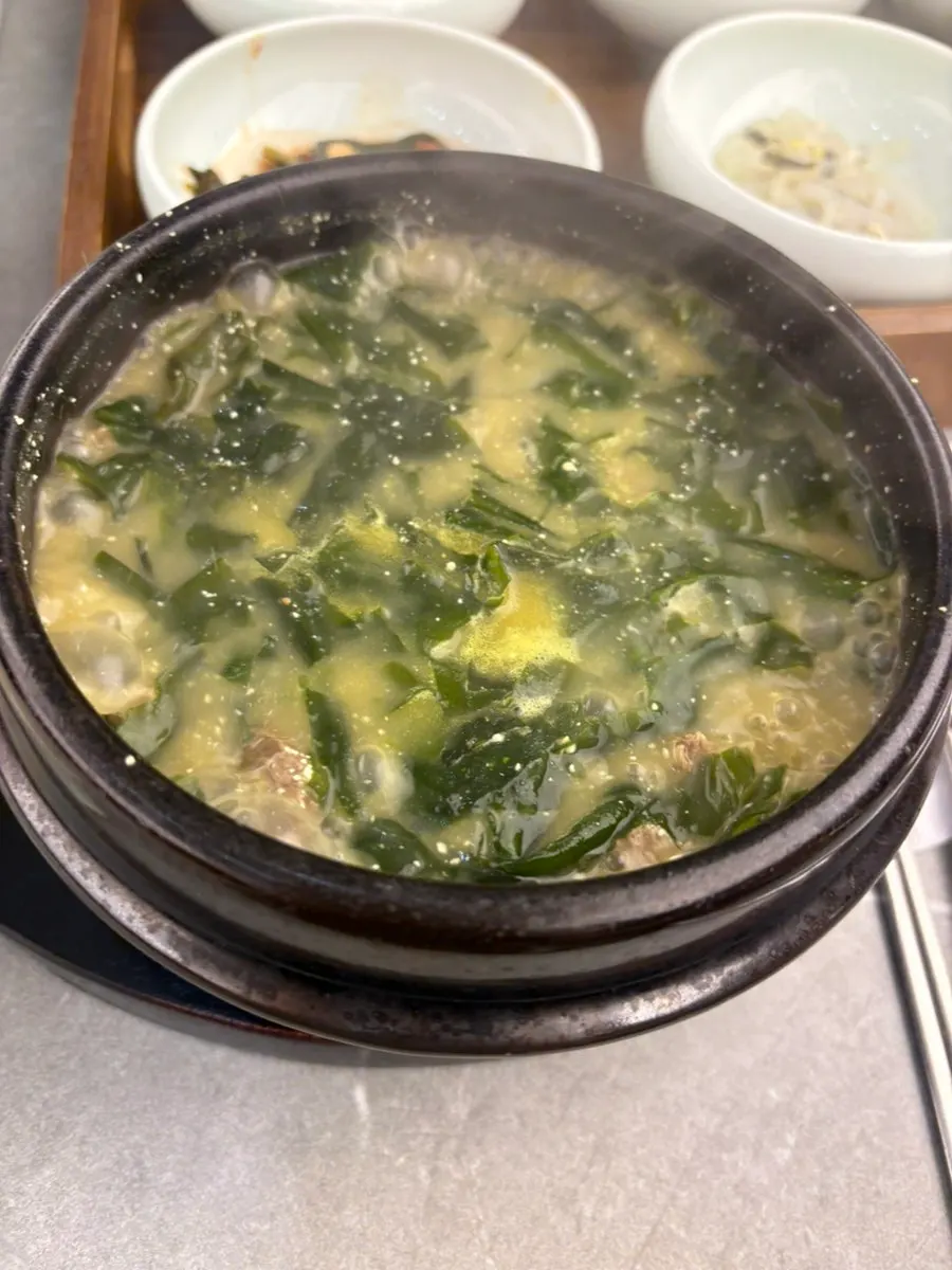 Beef seaweed soup with generous seaweed