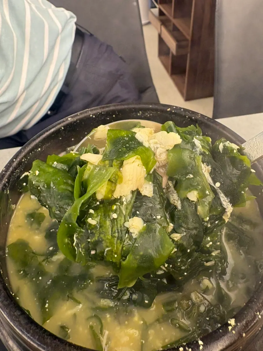 Clear-broth flounder seaweed soup