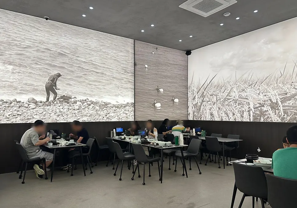Widely spaced 4-6 person table seating