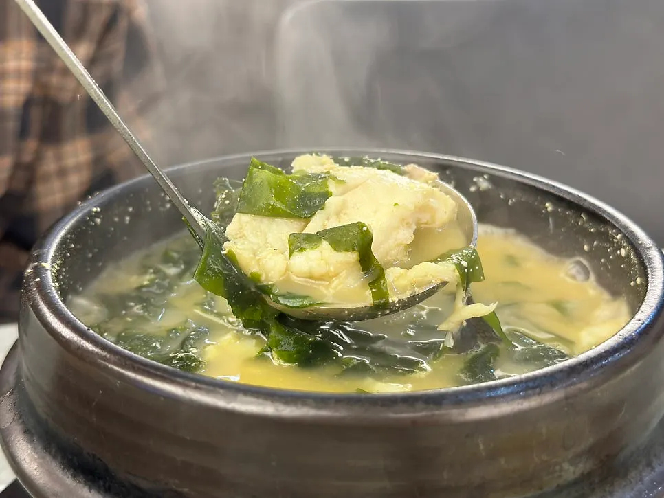 Seaweed soup set arriving bubbling in a ttukbaegi