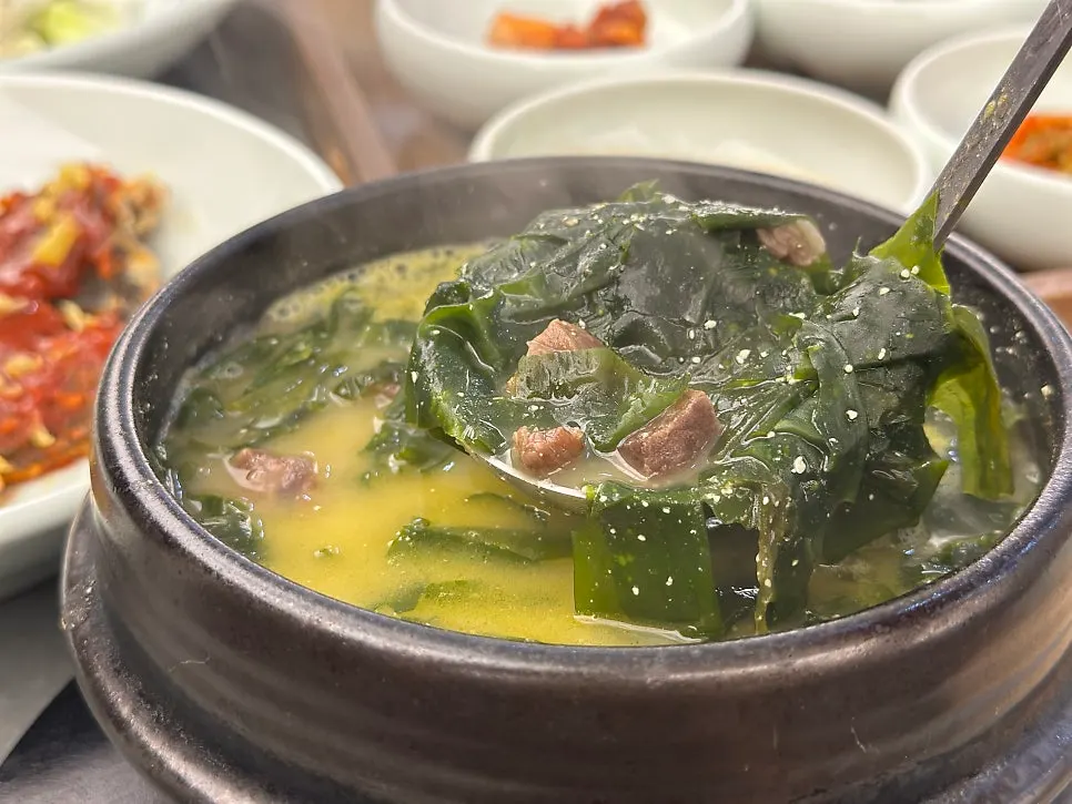 Tot rice served in an angular ceramic bowl