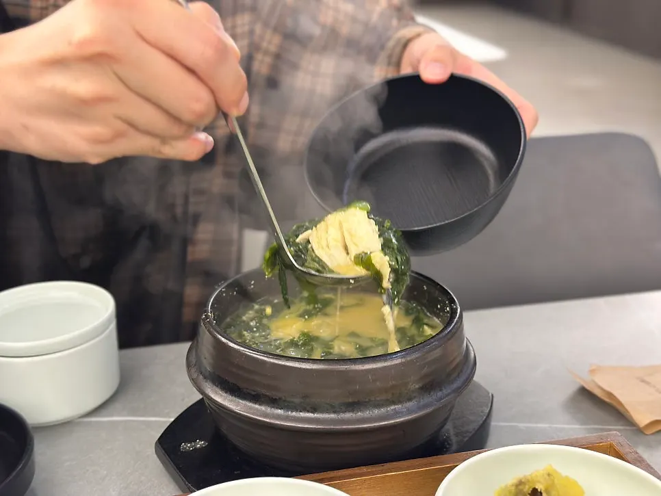 Beef seaweed soup with beef cubes