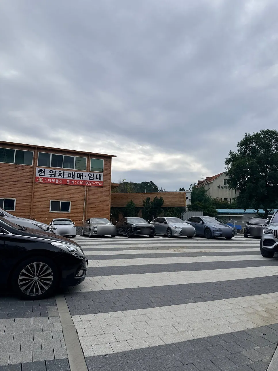 매장 앞 여유 있는 무료 주차장