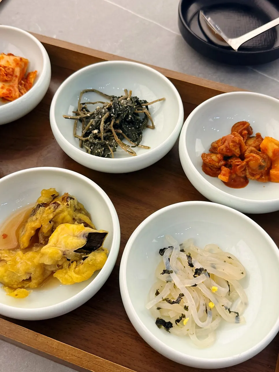 김치와 잡채가 준비된 반찬 셀프바