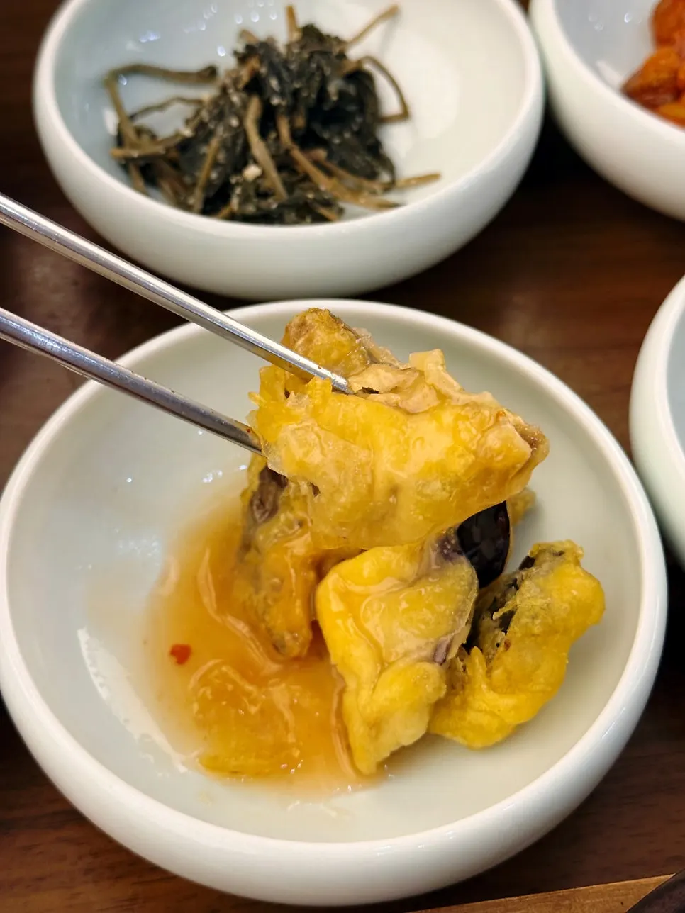 뚝배기에 담긴 미역국과 반찬 한 상