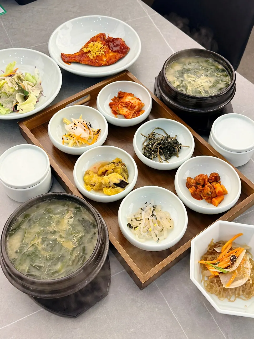 뜨거운 뚝배기에 가득 담긴 미역국