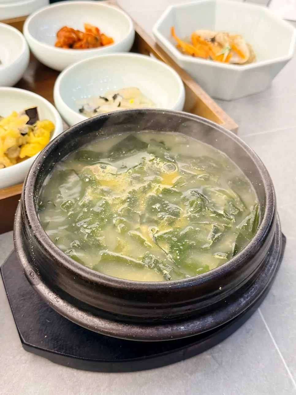 국물 색이 짙은 소고기 미역국