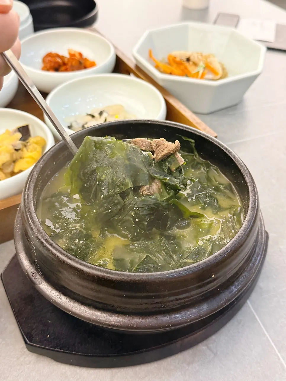 숟가락으로 떠올린 진한 소고기 미역국 국물
