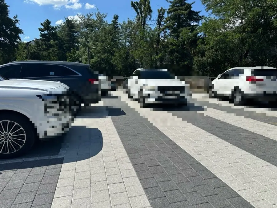 매장 건물 앞마당 주차 공간