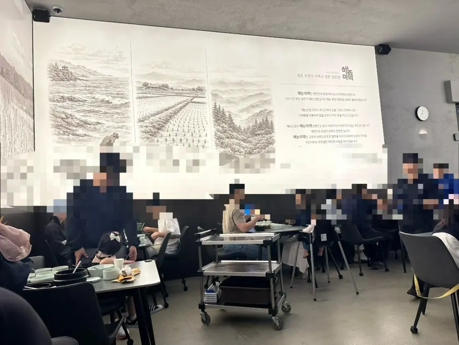 간격이 넓은 해논미역 매장 내 좌석