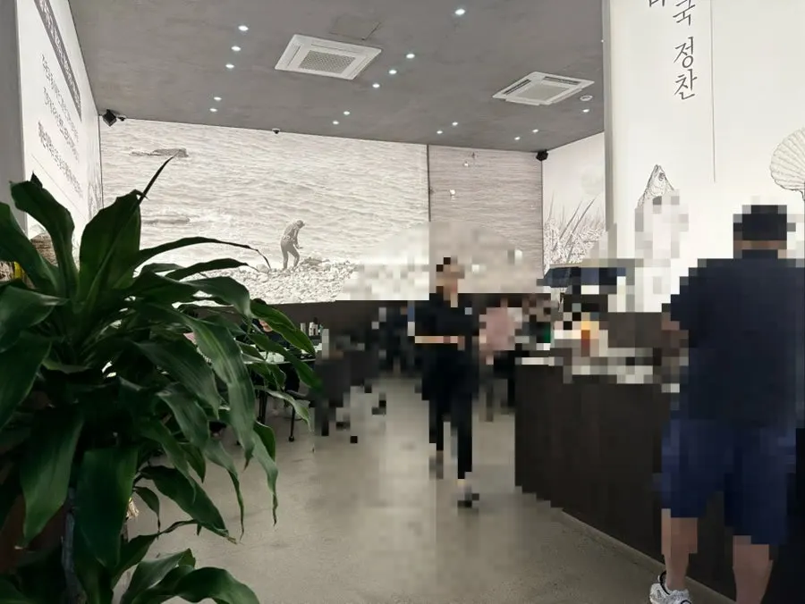 깔끔한 테이블이 놓인 매장 내부
