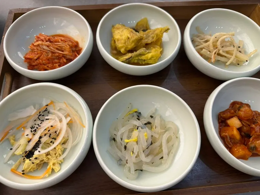 미역국 정찬에 함께 나온 기본 밑반찬 한 상