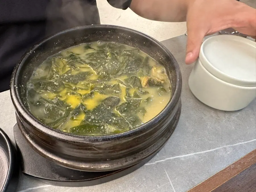 전복 두 마리와 가리비가 들어간 가리비전복미역국 뚝배기