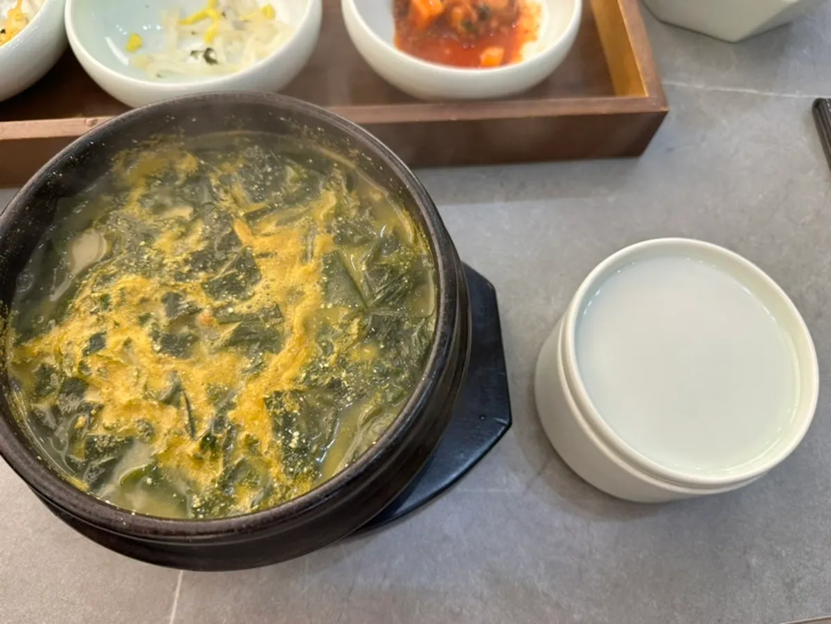 성게가 가득 올라간 성게알미역국