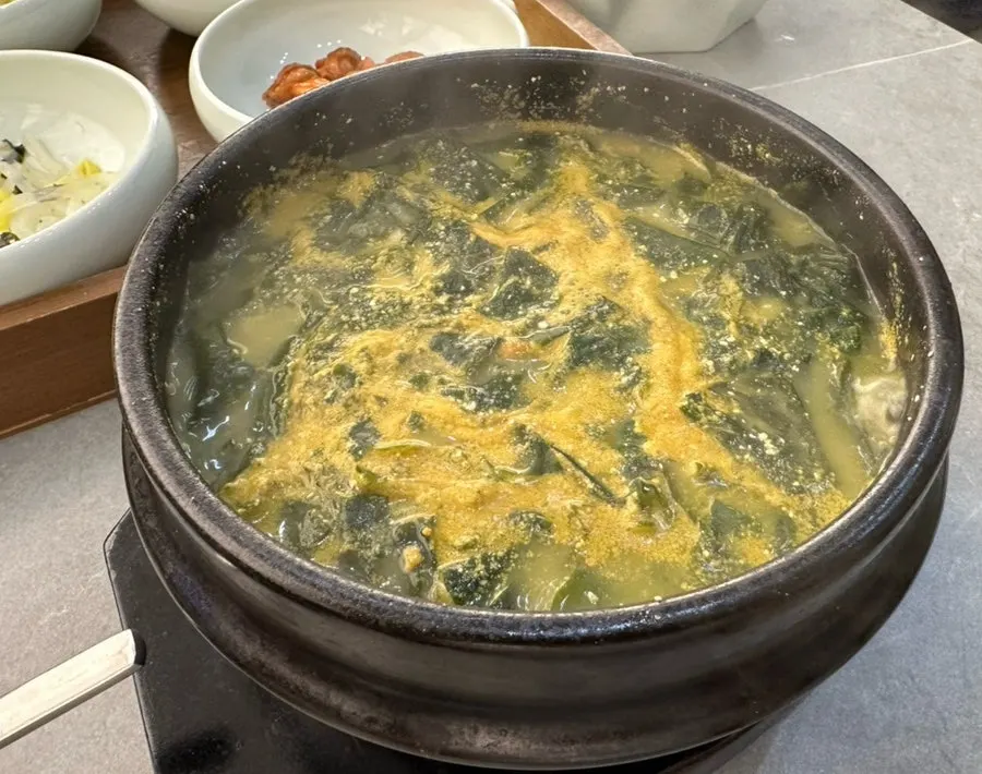 숟가락으로 떠올린 성게알미역국 국물