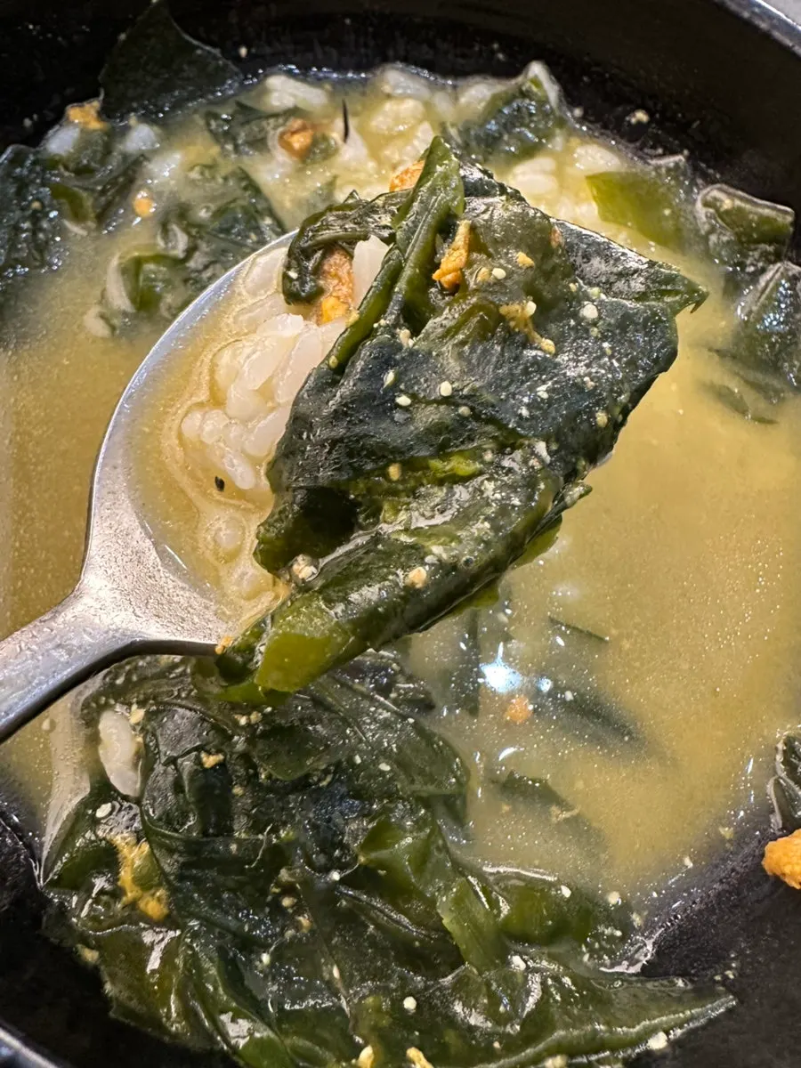 미역국과 톳밥을 함께 놓은 한 상