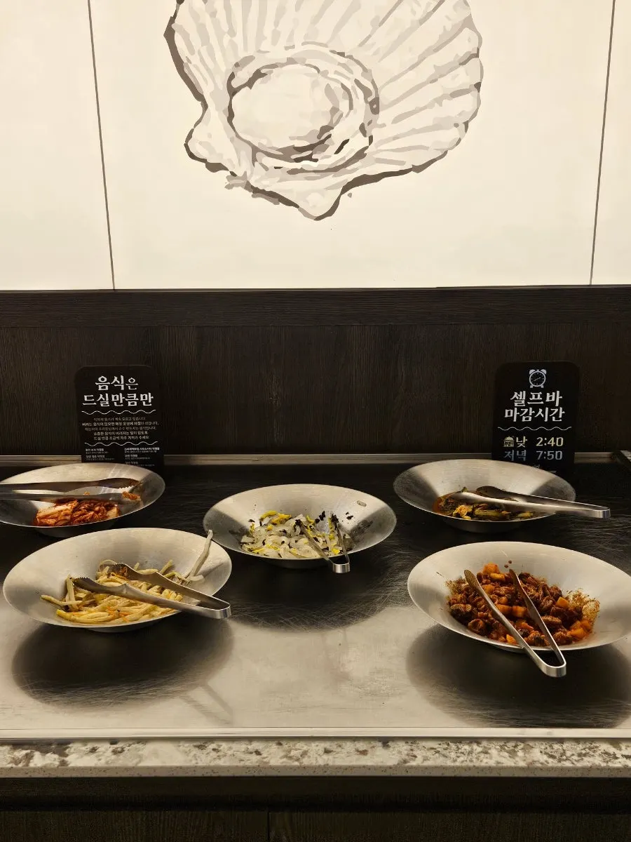가지튀김과 잡채가 담긴 반찬 코너