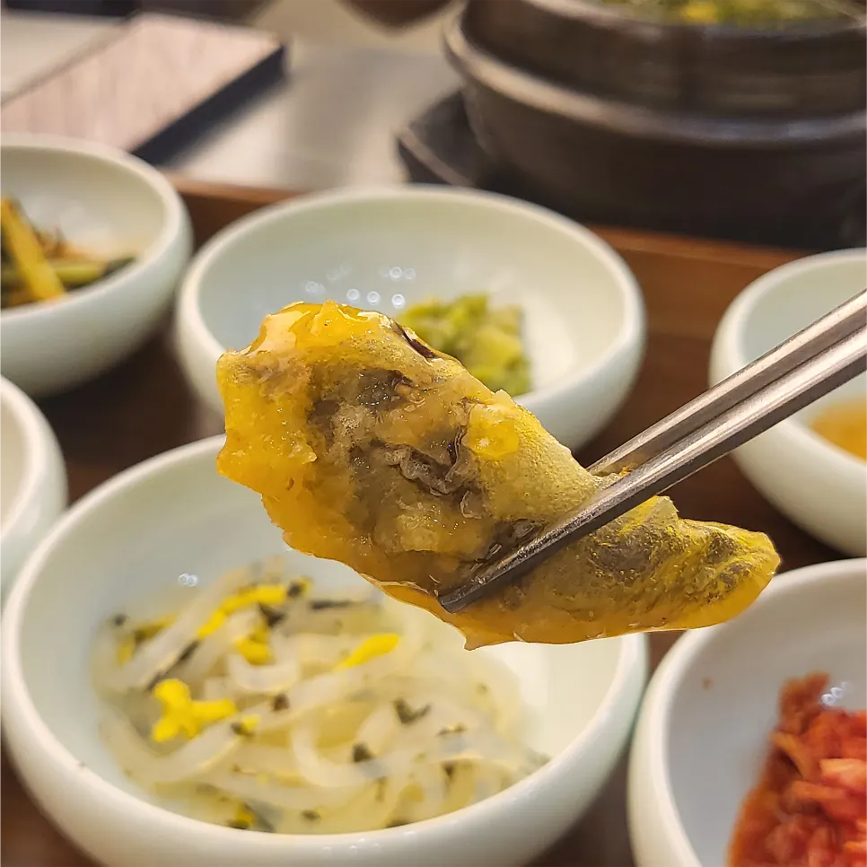 Stone pot of seaweed soup with generous broth