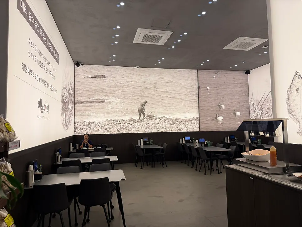 High-ceilinged dining hall inside Haenon Miyeok Gwacheon Direct Branch