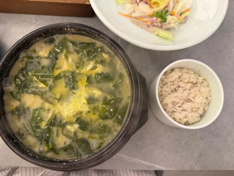 Boneless flounder seaweed soup with a rich broth