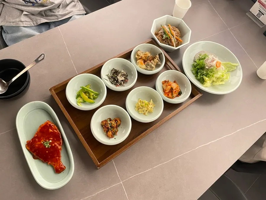 셀프바에서 담아온 잡채와 가지튀김