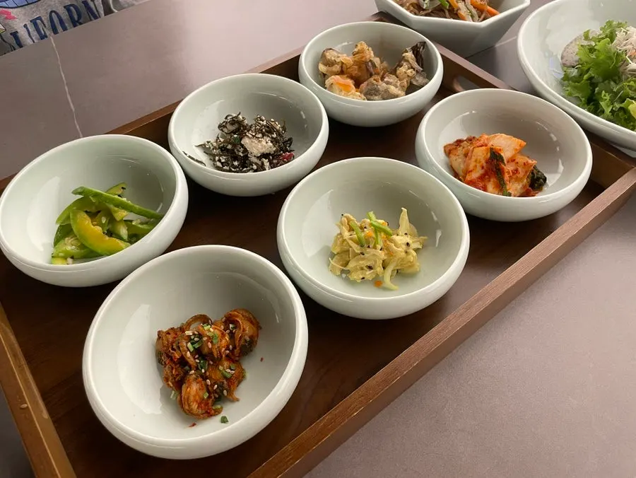 해논미역 정찬 반찬 접시들