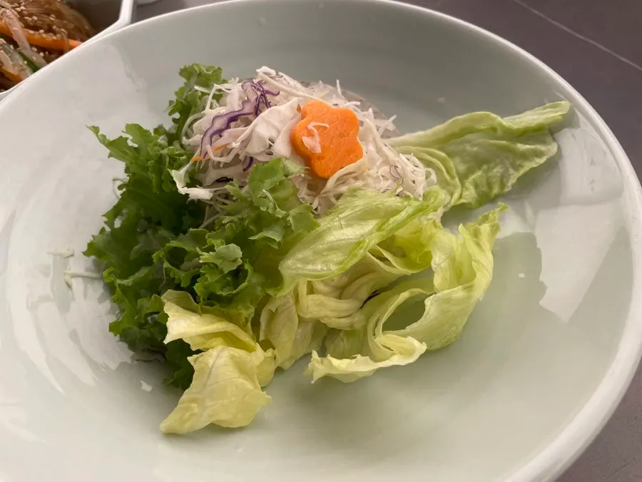 꼬막과 톳무침이 담긴 정찬 반찬