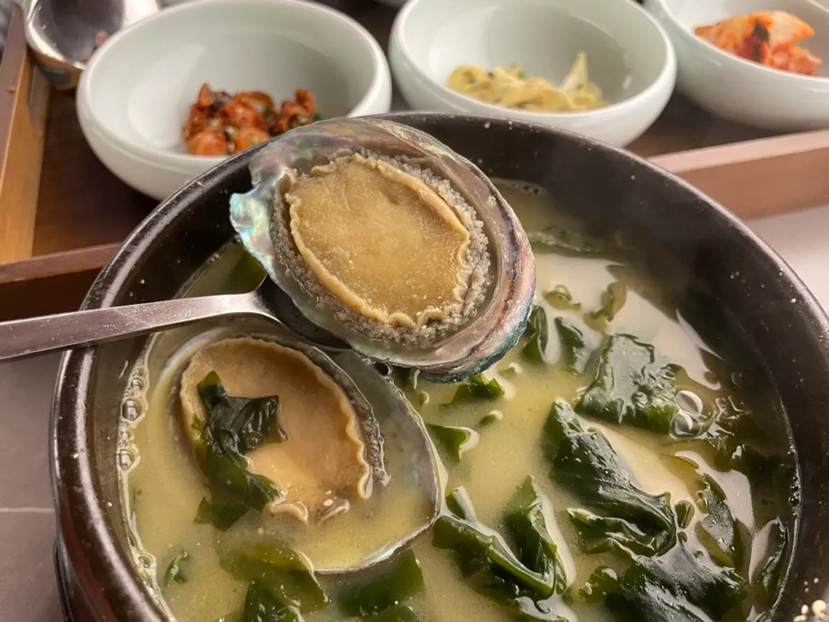 전복 두 개가 올라간 소고기 전복 미역국