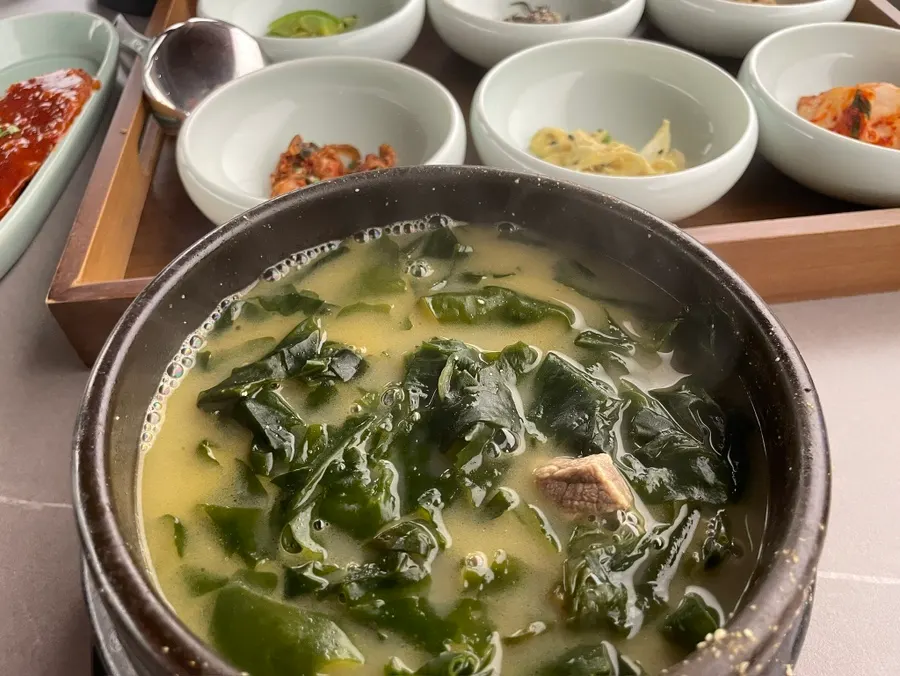 팔팔 끓여 나온 해논미역 미역국 국물