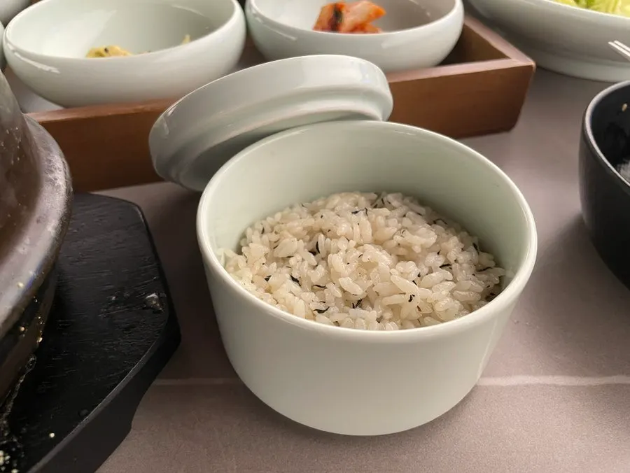 미역국 정찬과 함께 나온 밥그릇