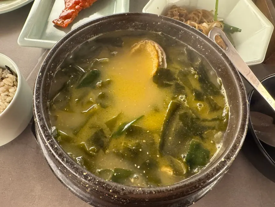 The full seaweed soup table, fully served