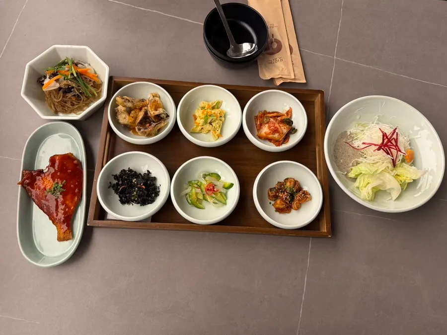 정갈하게 세팅된 해논미역 기본 반찬 한상