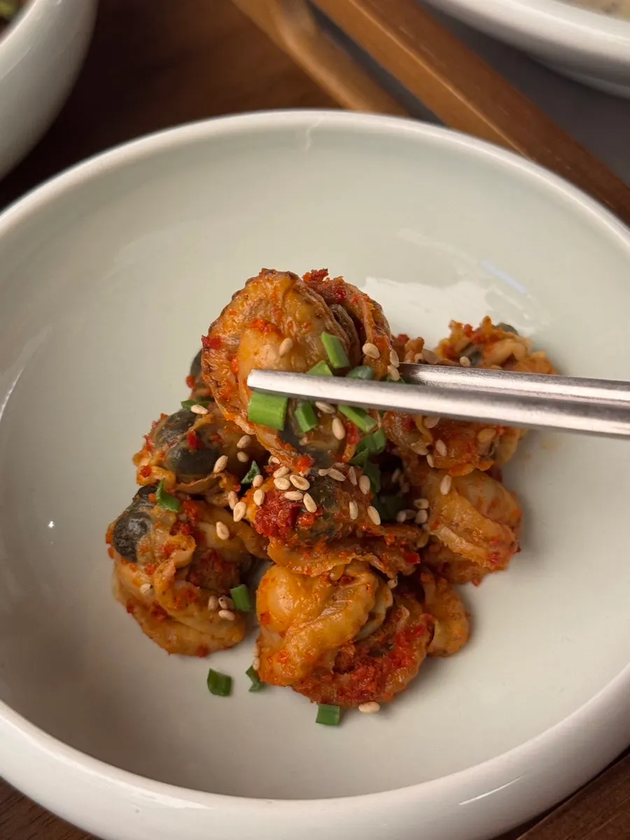 담백한 꼬막무침 반찬 접시